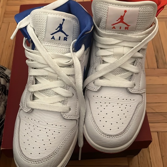 Nike Jordan 1 Mid 85
Size-Boys 4Y - Picture 3 of 9